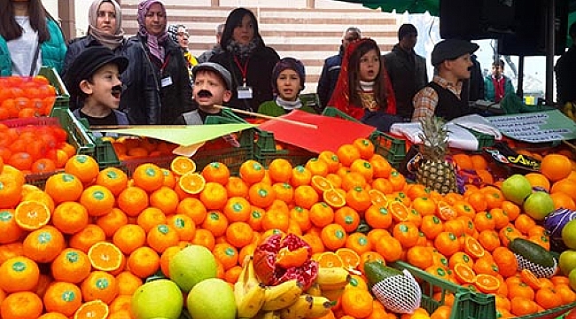 Öğrenciler okulun bahçesinde tezgah açtı