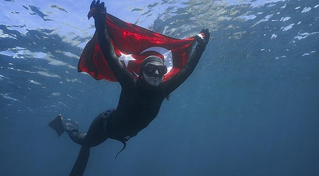 Milli sporcu Şahika Ercümen'den Antarktika'da tarihi dalış