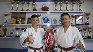 Bu ikizler hem judoda, hem okulda şampiyon