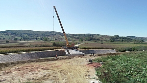 İki köyü birleştiren köprünün kirişleri yerleştirildi  