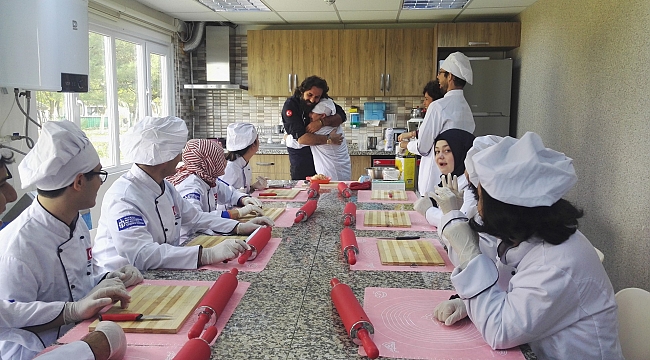 Şef Rüzgar Sünbül, Cemil Meriç öğrencileriyle yemek yaptı