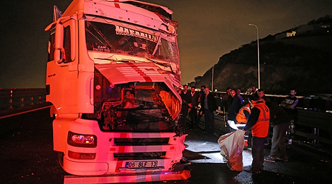 TEM'de iki TIR çarpıştı, yol ulaşıma kapandı: 1 yaralı