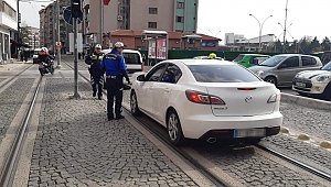 Tramvay yoluna park eden araçlara sıkı denetim