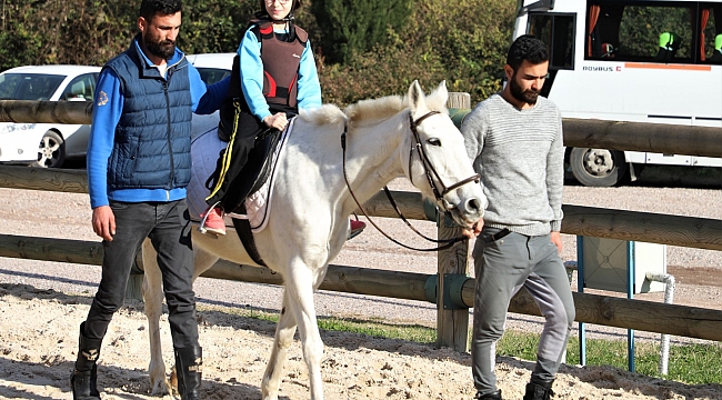 Atlı Eğitim Merkezi, çocukların ilgi odağı