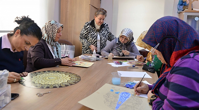 Minyatür ve Katı süsleme sanatlarını öğreniyorlar