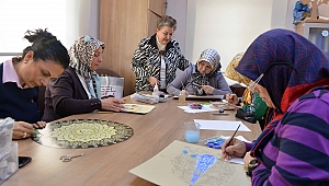 Minyatür ve Katı süsleme sanatlarını öğreniyorlar