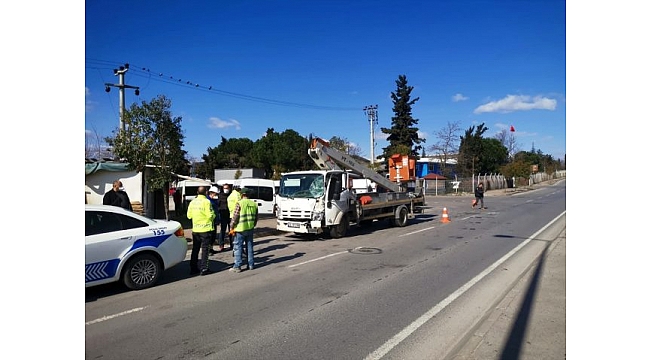 Otomobille çarpışan kamyonetin sürücüsü yaralandı