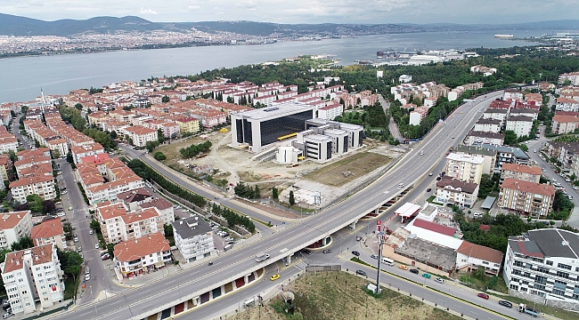 Gölcük Yüzbaşılar Kavşağı yan yollarıyla trafiğe nefes aldırdı