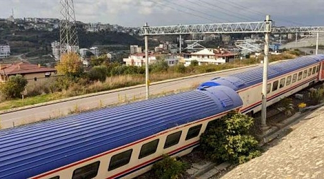 Gebze'de yolcu treni raydan çıktı!