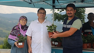 Büyükşehir arife gününde mezarlıklarda çiçek dağıttı