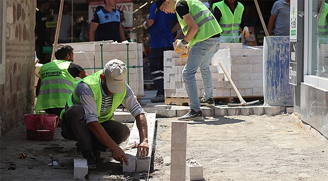 Fethiye Caddesi Sabri Ekmen Sokak'ta Doğal Taşlar Zeminle Buluşuyor