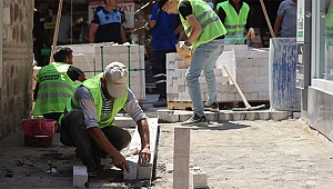 Fethiye Caddesi Sabri Ekmen Sokak'ta Doğal Taşlar Zeminle Buluşuyor