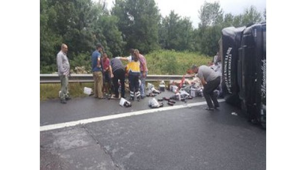 41 plakalı TIR, TEM'de devrildi