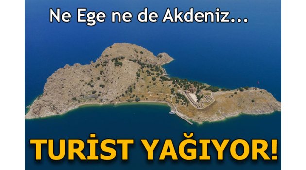 Akdamar Adası'na turist yağıyor