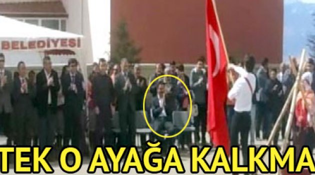 Bir tek o bayrak geçerken ayağa kalkmadı