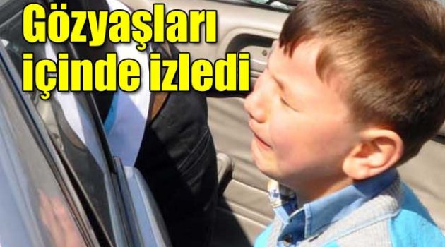 Gözyaşları içinde izledi