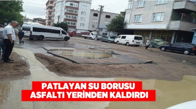 Patlayan Su Borusu Asfaltı Kaldırdı