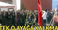 Bir tek o bayrak geçerken ayağa kalkmadı