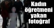 Kadının bulunduğu fotoğrafta yer alan öğretmene inceleme